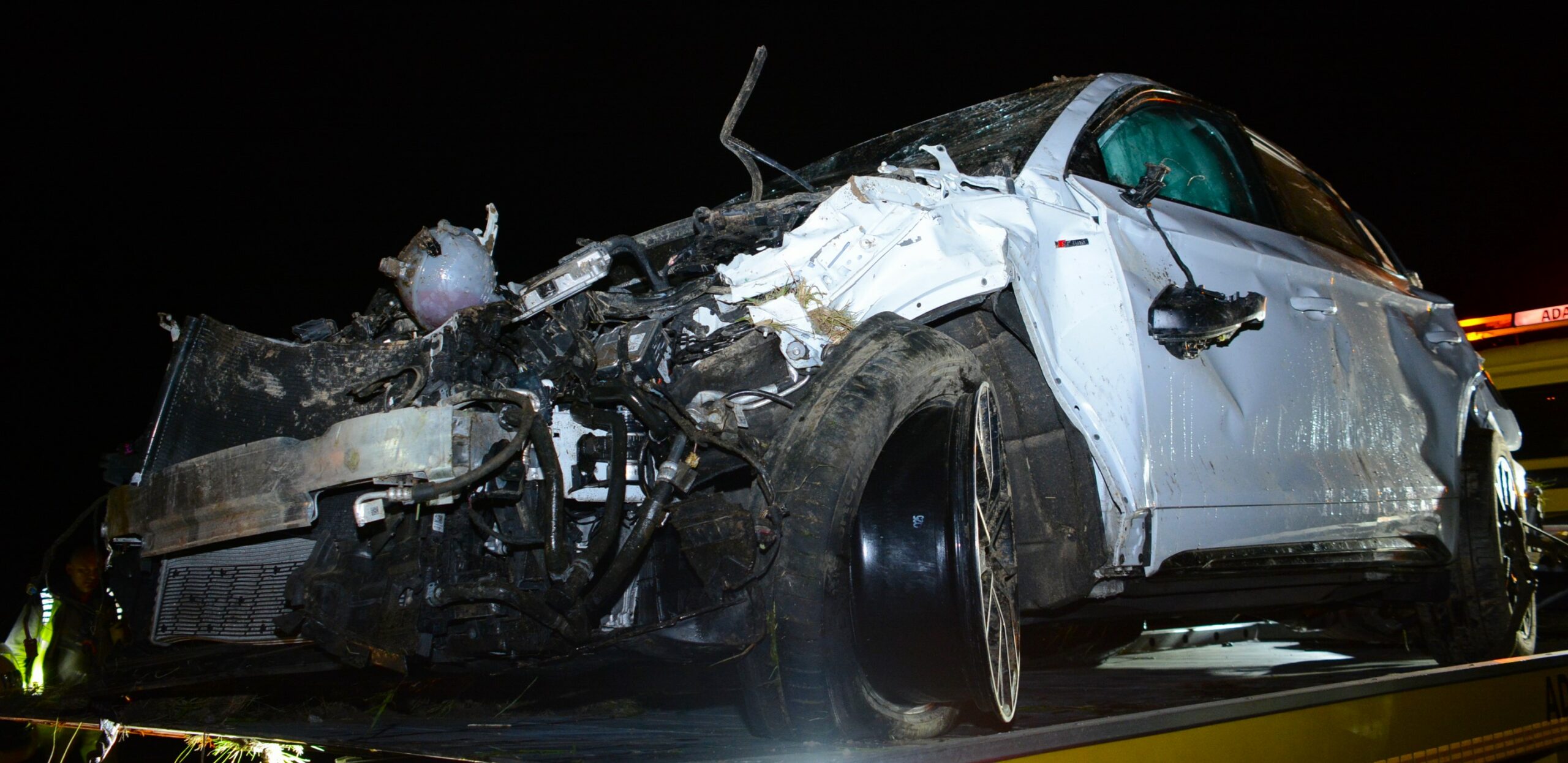 Der Audi Q5 wird nach dem Unfall auf der A1 bei Hamburg abgeschleppt.