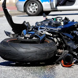 Motorradfahrer nach Unfall in Hamburg verstorben - er hatte keinen Führerschein