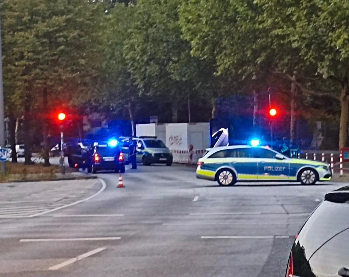 Bei dem Unfall auf der Holstenstraße in Hamburg-Altona-Altstadt wurde ein Radfahrer schwer verletzt.