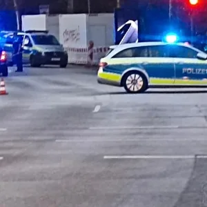 Bei dem Unfall auf der Holstenstraße in Hamburg-Altona-Altstadt wurde ein Radfahrer schwer verletzt.