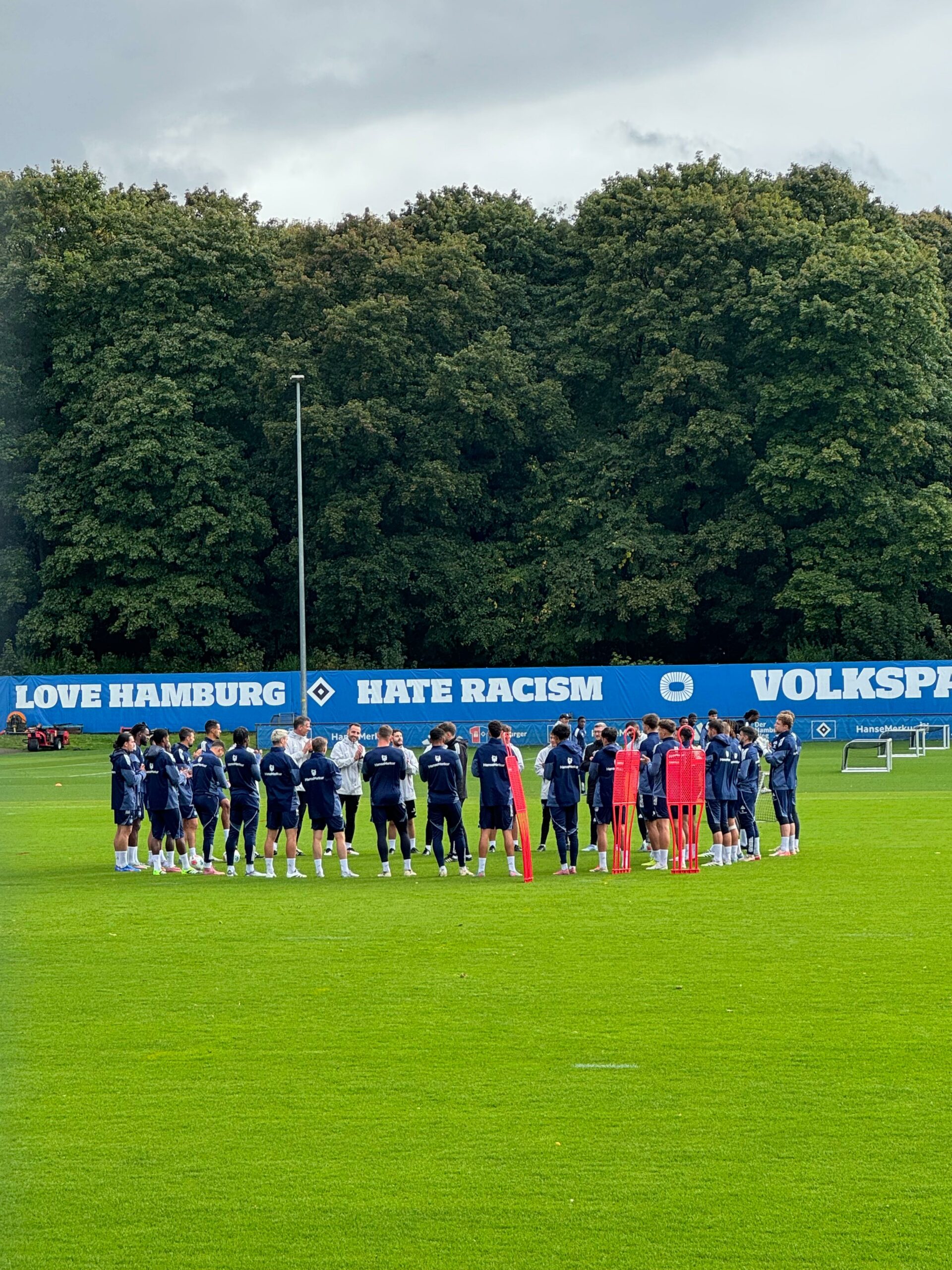 Insgesamt 28 Profis waren beim ersten HSV-Training der Woche im Volkspark dabei.