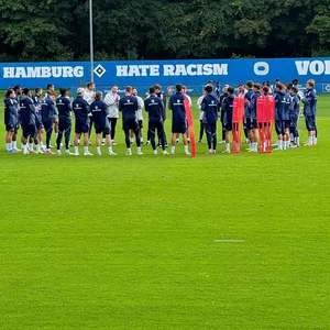 Insgesamt 28 Profis waren beim ersten HSV-Training der Woche im Volkspark dabei.