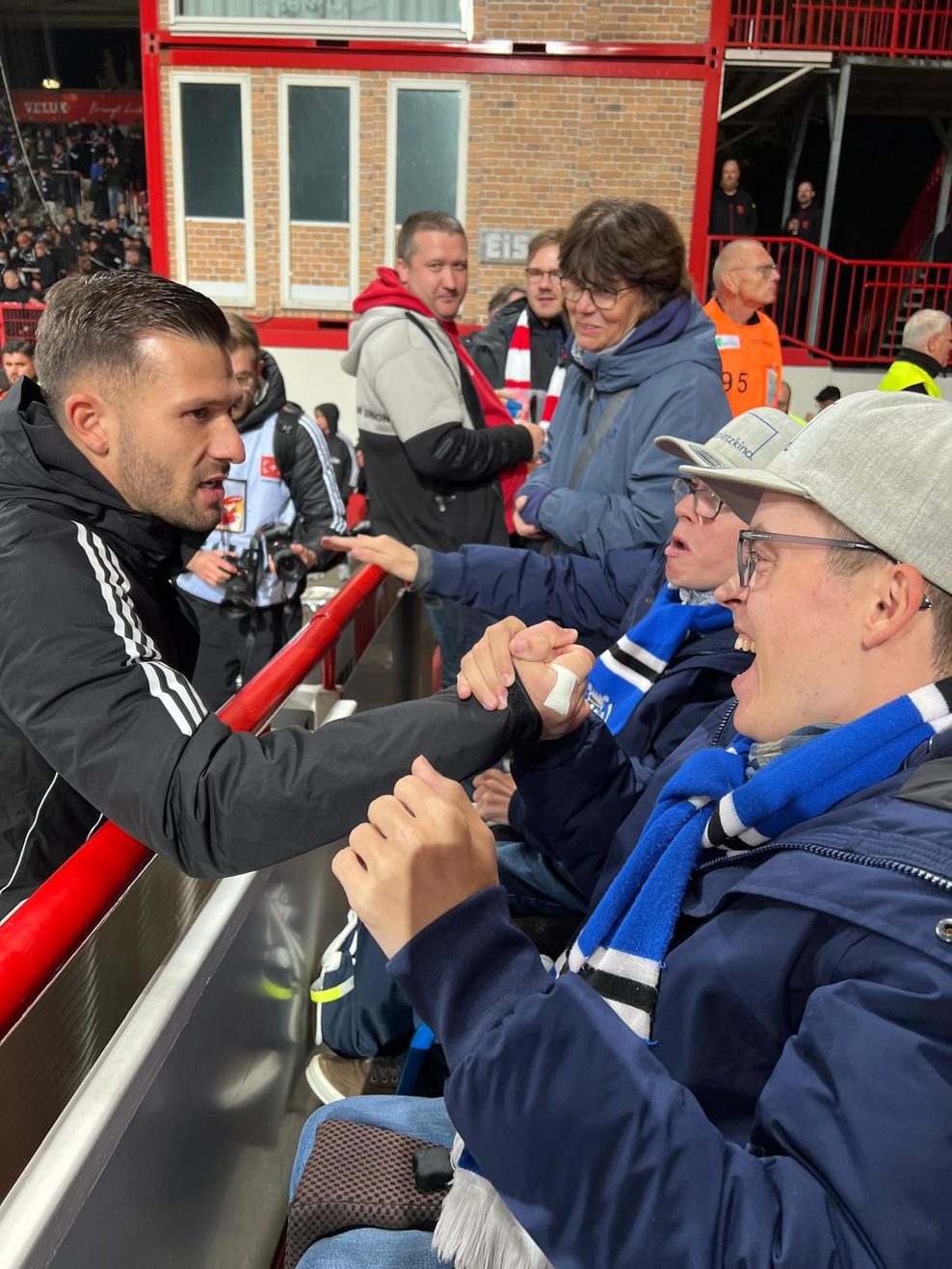 Daniel Heuer Fernandes klatscht mit Marcel und André Fricke ab