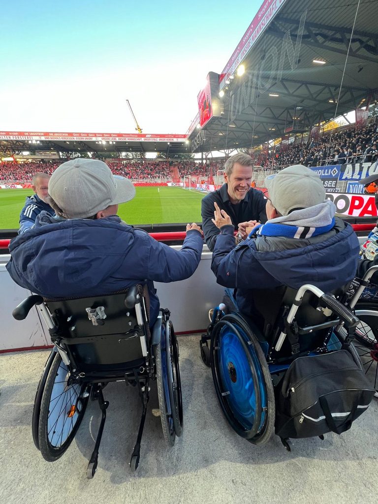 Eric Huwer begrüßt Marcel und André Fricke