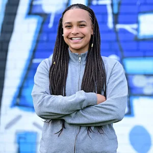 Lisa Baum vor einer HSV-Mauer