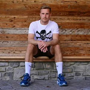 Johannes Eggestein im St. Pauli-Shirt im Trainingslager