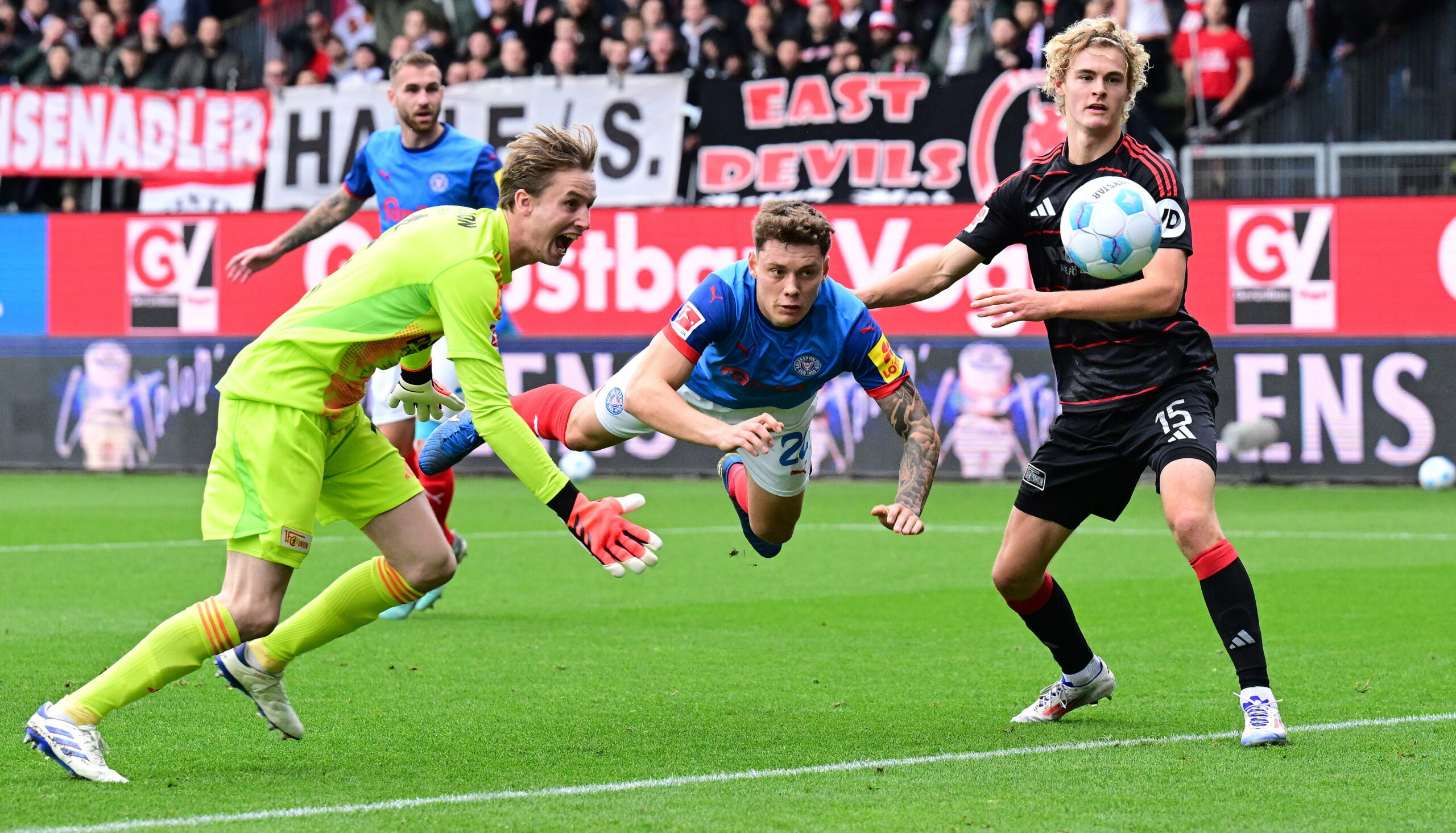 Nicolai Remberg beim Flugkopfball neben Tom Rothe und Frederik Rönnow