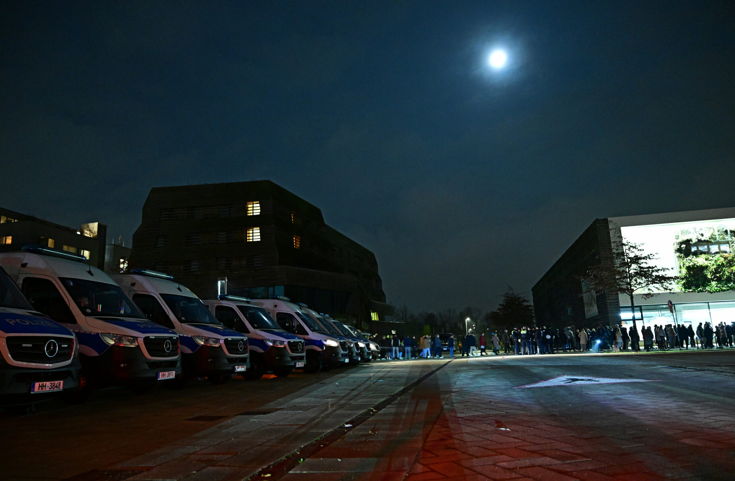 Zahlreiche Mannschaftswagen der Polizei stehen vor der Inselpark Arena