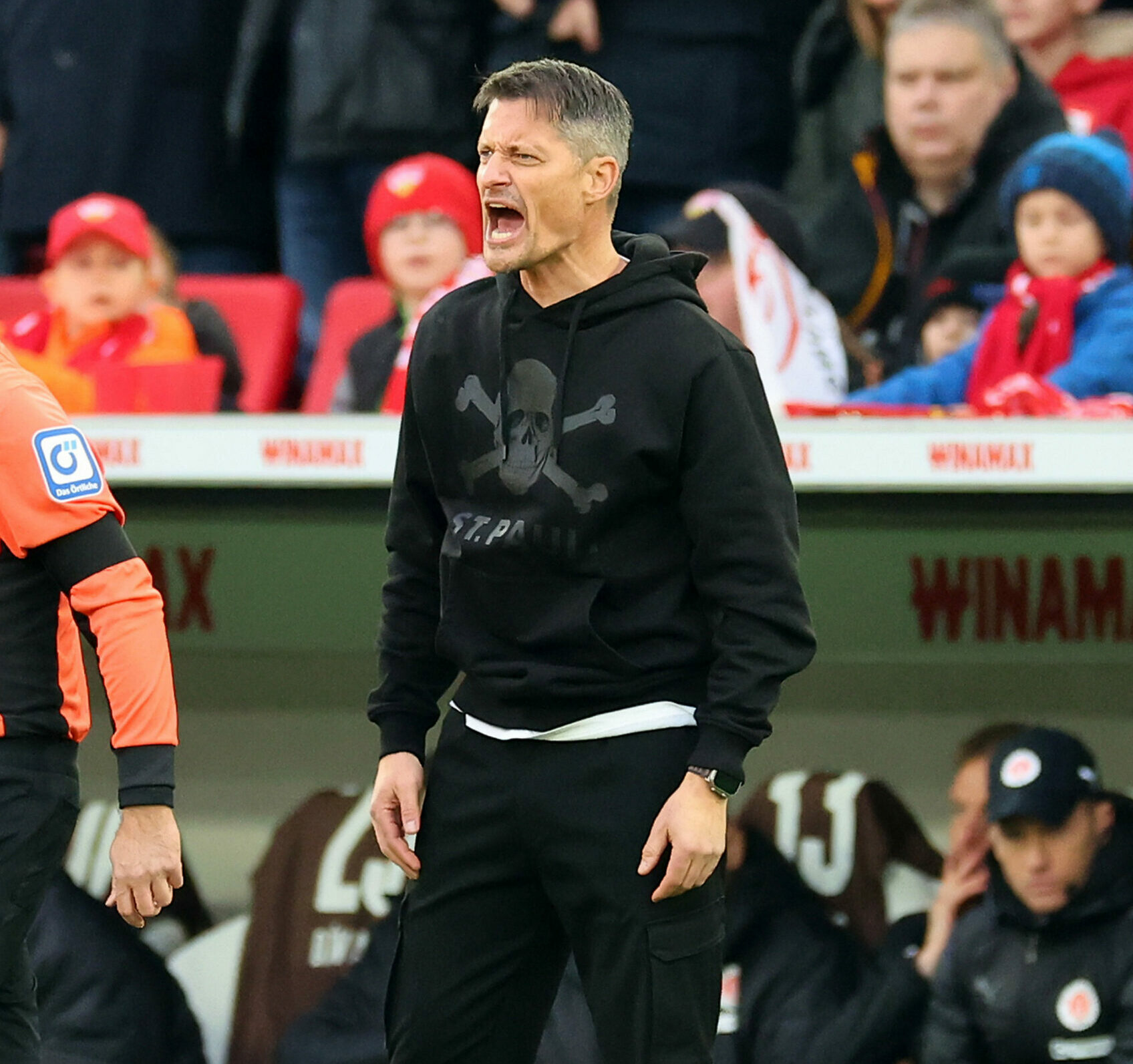Alexander Blessin coacht lautstark und energisch an der Seitenlinie.