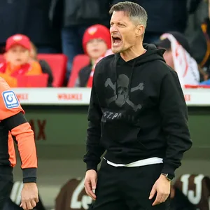 Alexander Blessin coacht lautstark und energisch an der Seitenlinie.