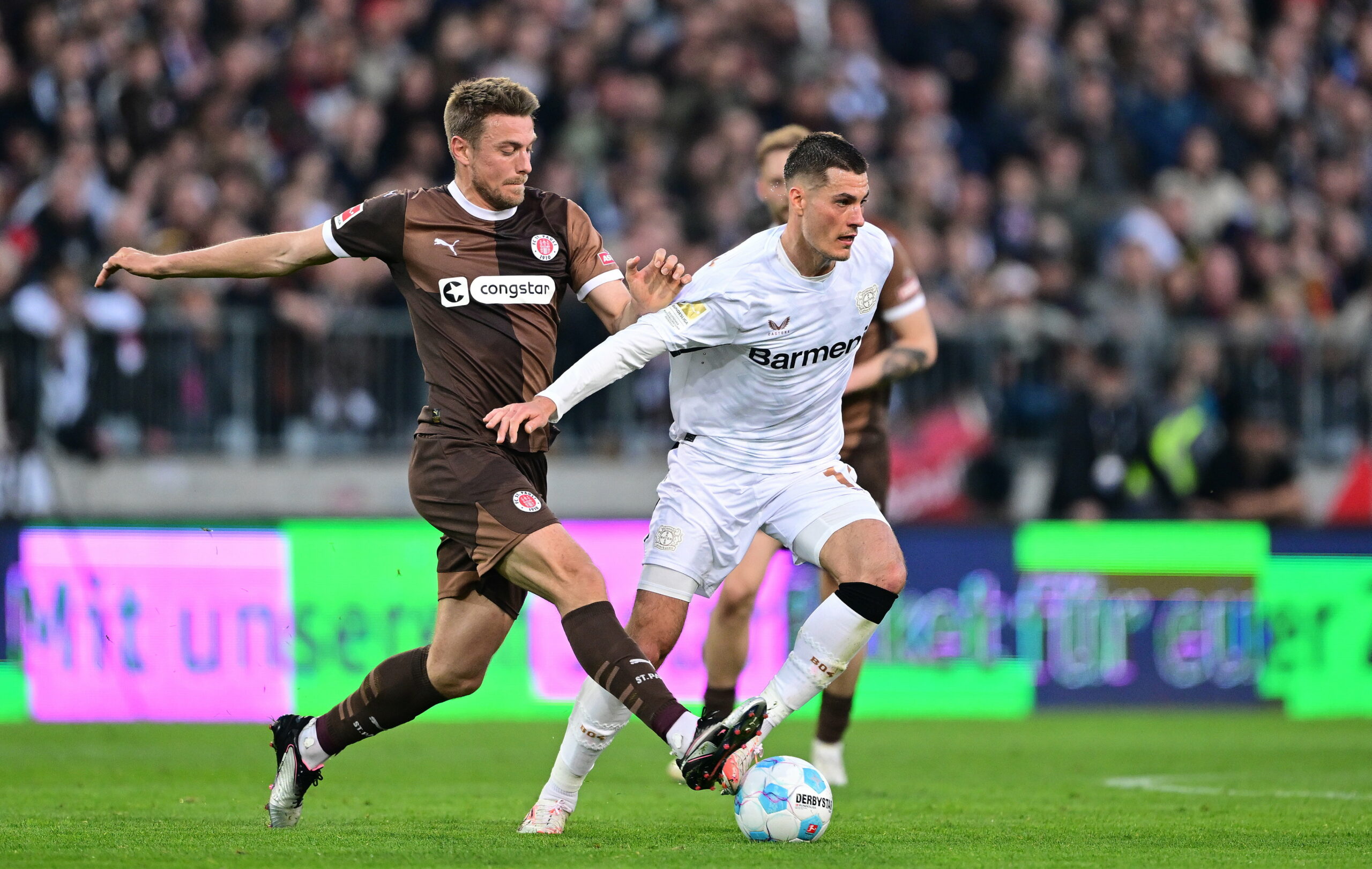 St. Pauli-Verteidiger Hauke Wahl im Duell mit Bayer-Stürmer Patrik Schick.