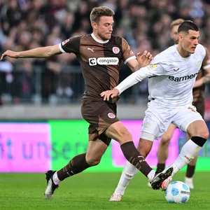 St. Pauli-Verteidiger Hauke Wahl im Duell mit Bayer-Stürmer Patrik Schick.