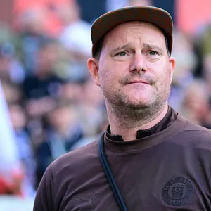 Oke Göttlich schaut nachdenklich