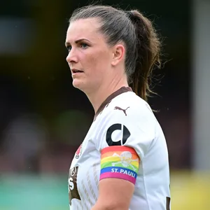 Rachel Rinast mit Kapitänsbinde