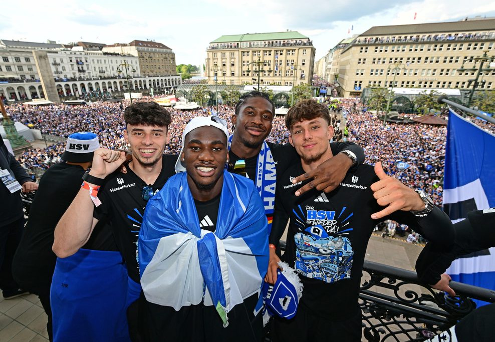 Nicolas Oliveira, Fabio Balde, Joel Agyekum und Otto Stange feiern auf dem Rathausbalkon den HSV-Aufstieg.