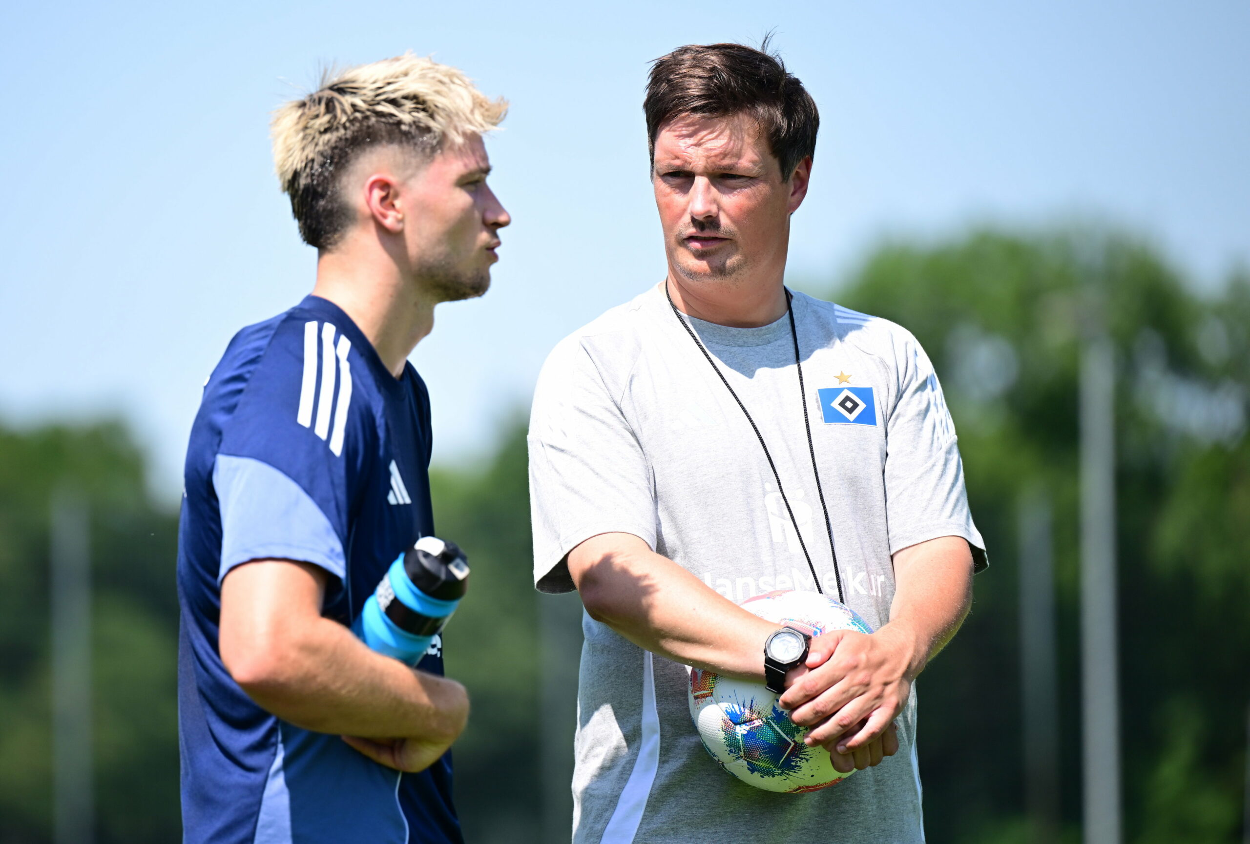 HSV-Coach Merlin Polzin tauscht sich auf dem Trainingsplatz mit Noah Katterbach aus.