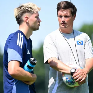 HSV-Coach Merlin Polzin tauscht sich auf dem Trainingsplatz mit Noah Katterbach aus.