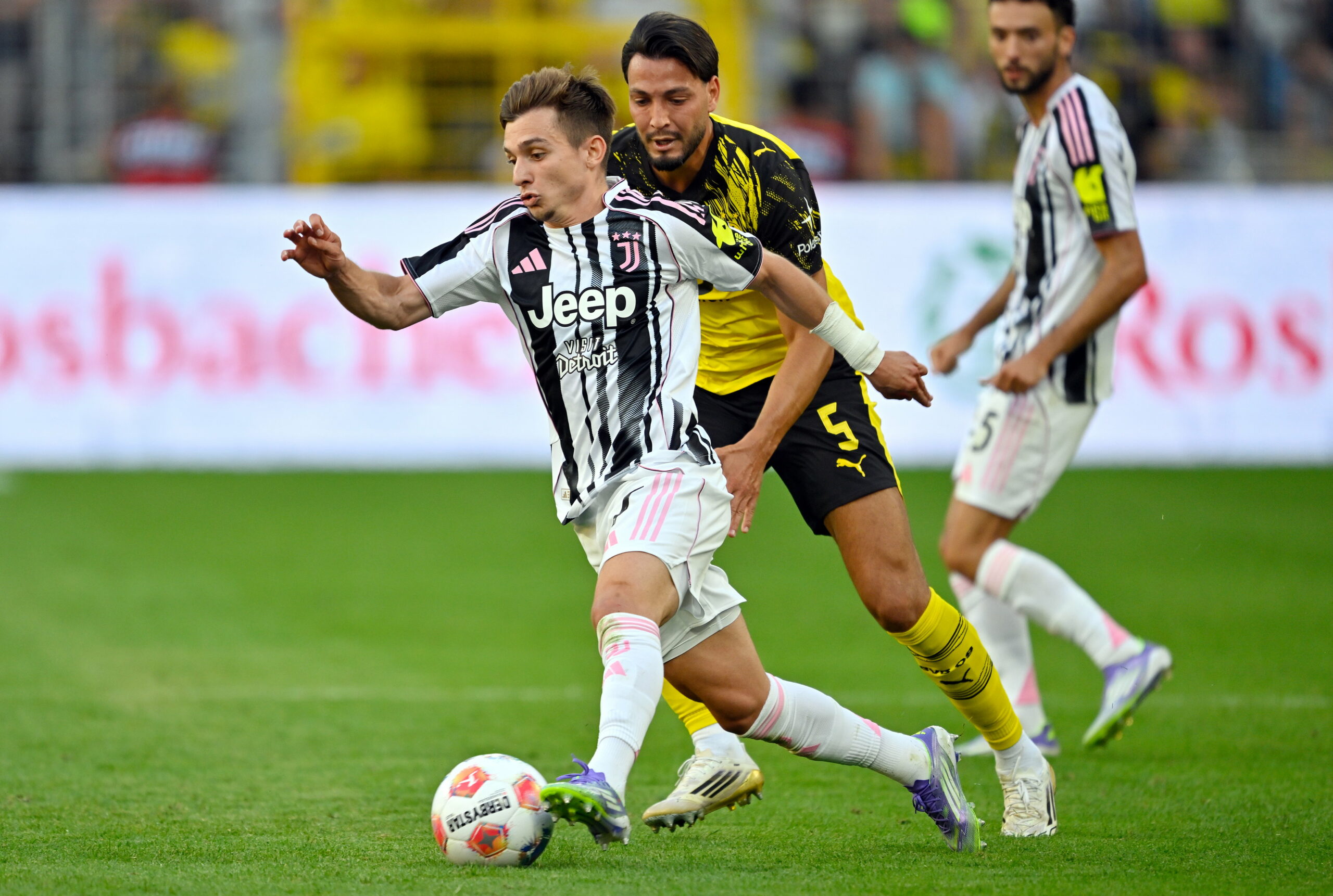 Juves Francisco Conceicao im Zweikampf mit Dortmunds Ramy Bensebaini