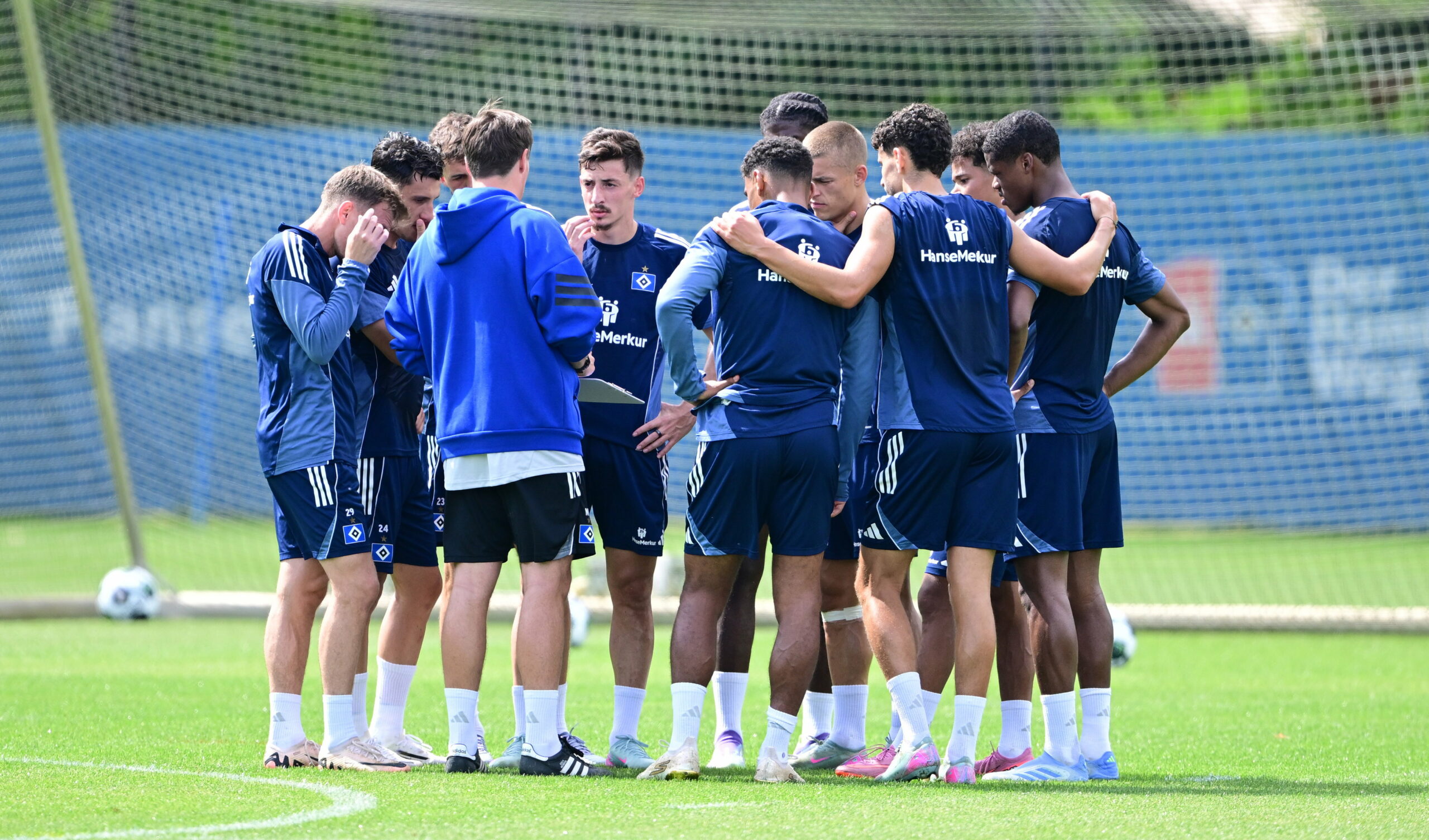 HSV-Coach Merlin Polzin spricht auf dem Trainingsplatz im Volkspark zu seiner Mannschaft.