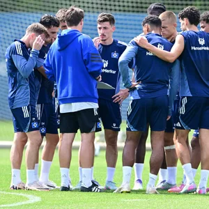 HSV-Coach Merlin Polzin spricht auf dem Trainingsplatz im Volkspark zu seiner Mannschaft.