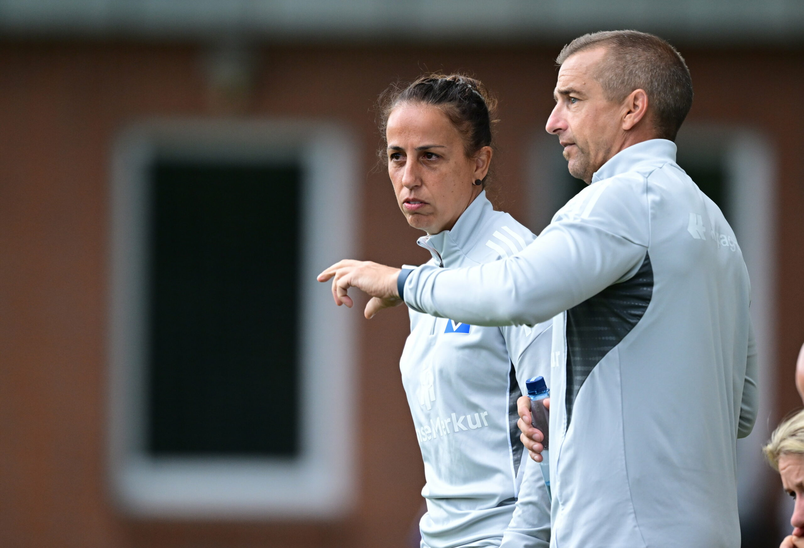 Liése Brancao im Gespräch mit Co-Trainer Gerhard Waldhart
