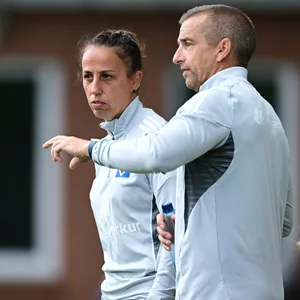 Liése Brancao im Gespräch mit Co-Trainer Gerhard Waldhart