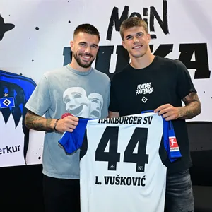 Luka Vuskovic und Bruder Mario halten ein HSV-Trikot hoch