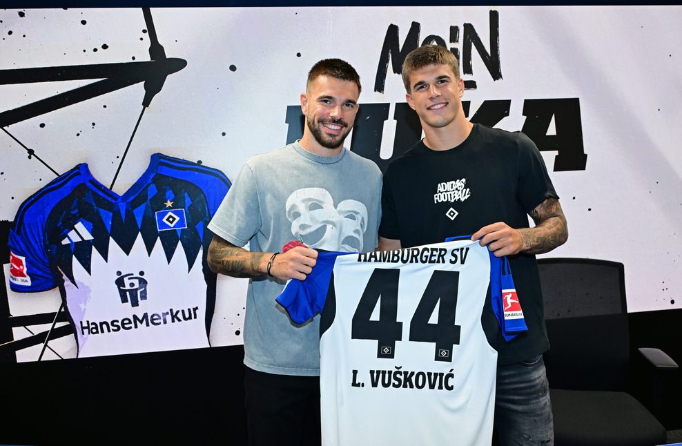 Luka Vuskovic und Bruder Mario halten ein HSV-Trikot hoch
