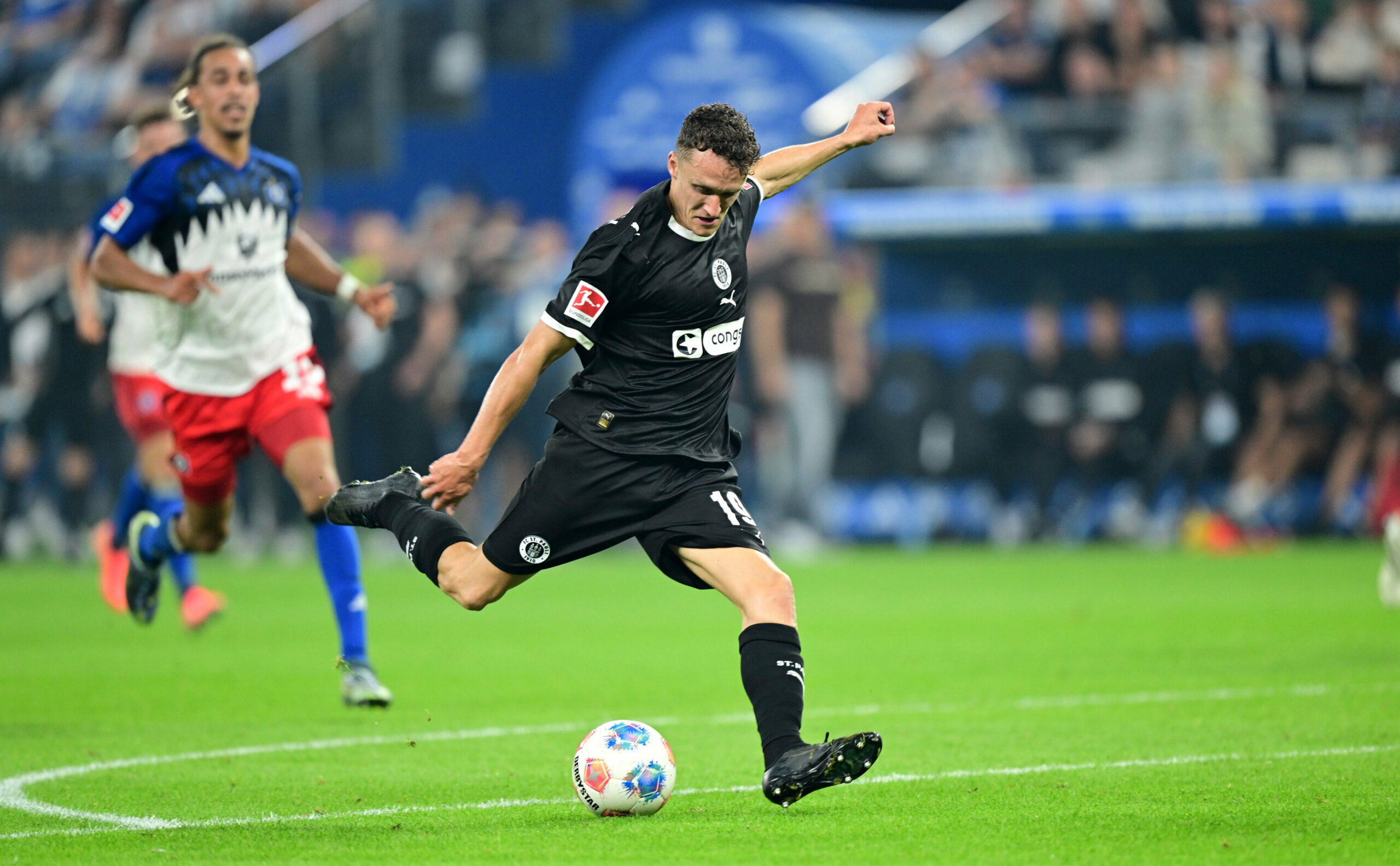 Martijn Kaars beim Torschuss gegen den HSV
