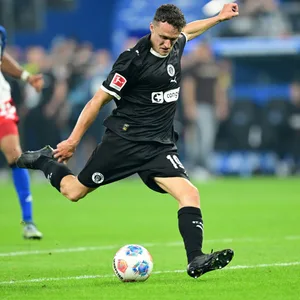 Martijn Kaars beim Torschuss gegen den HSV