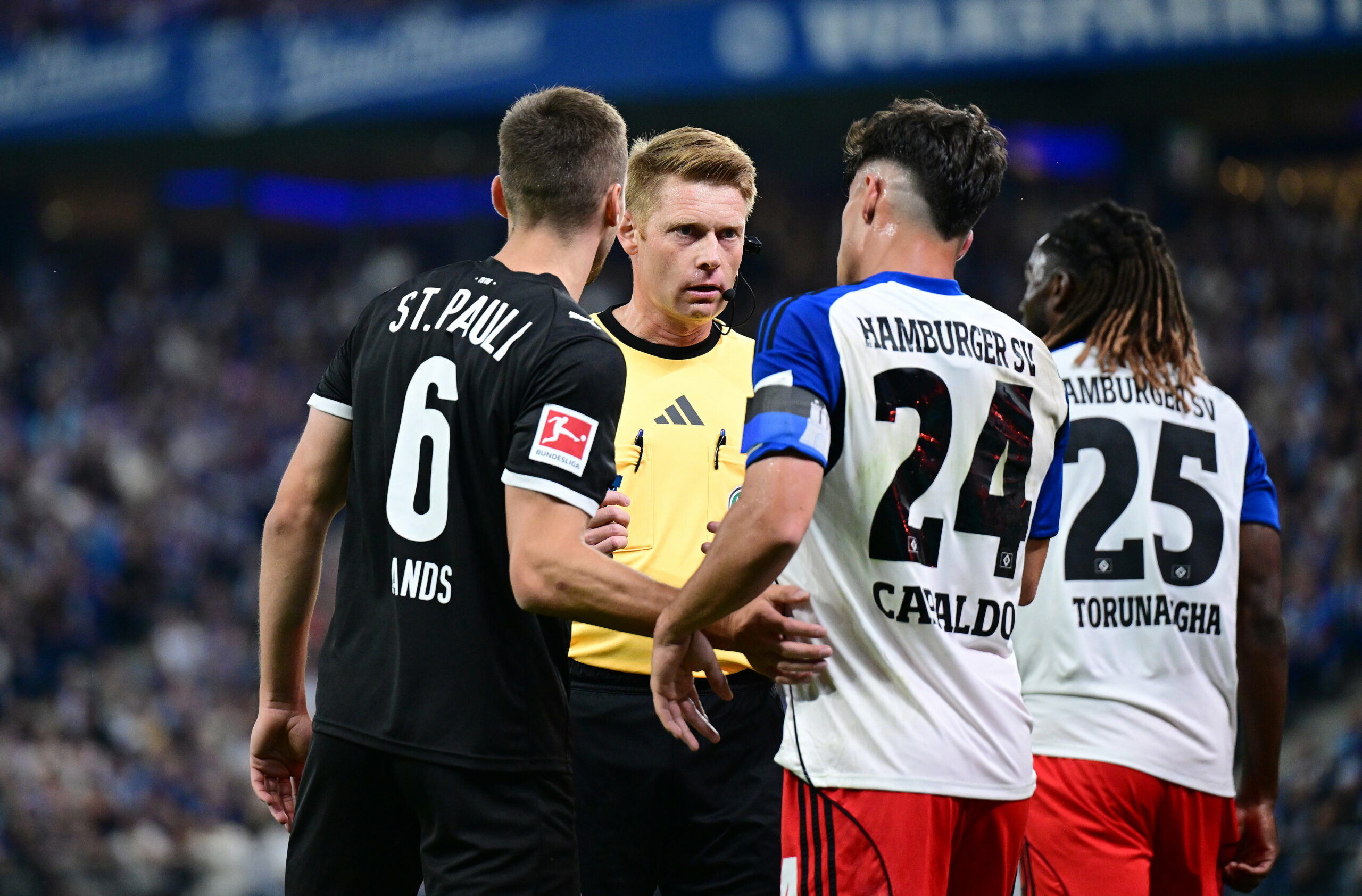 Schiedsrichter Christian Dingert beim Hamburger Bundesliga-Derby