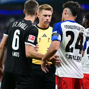 Schiedsrichter Christian Dingert beim Hamburger Bundesliga-Derby