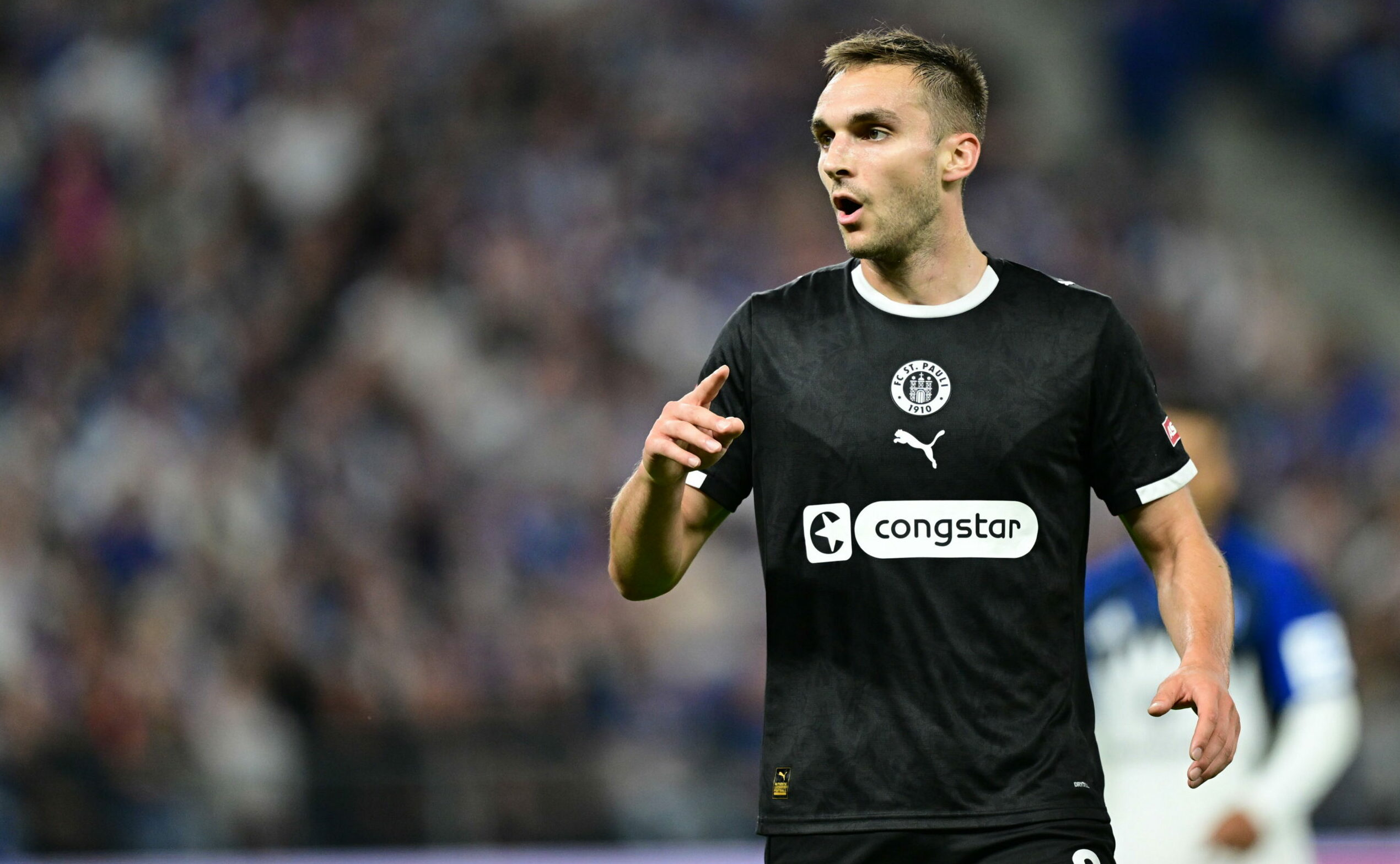 James Sands im schwarzen St. Pauli-Trikot