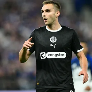 James Sands im schwarzen St. Pauli-Trikot