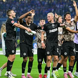 St. Paulis Spieler jubeln vor der Kurve