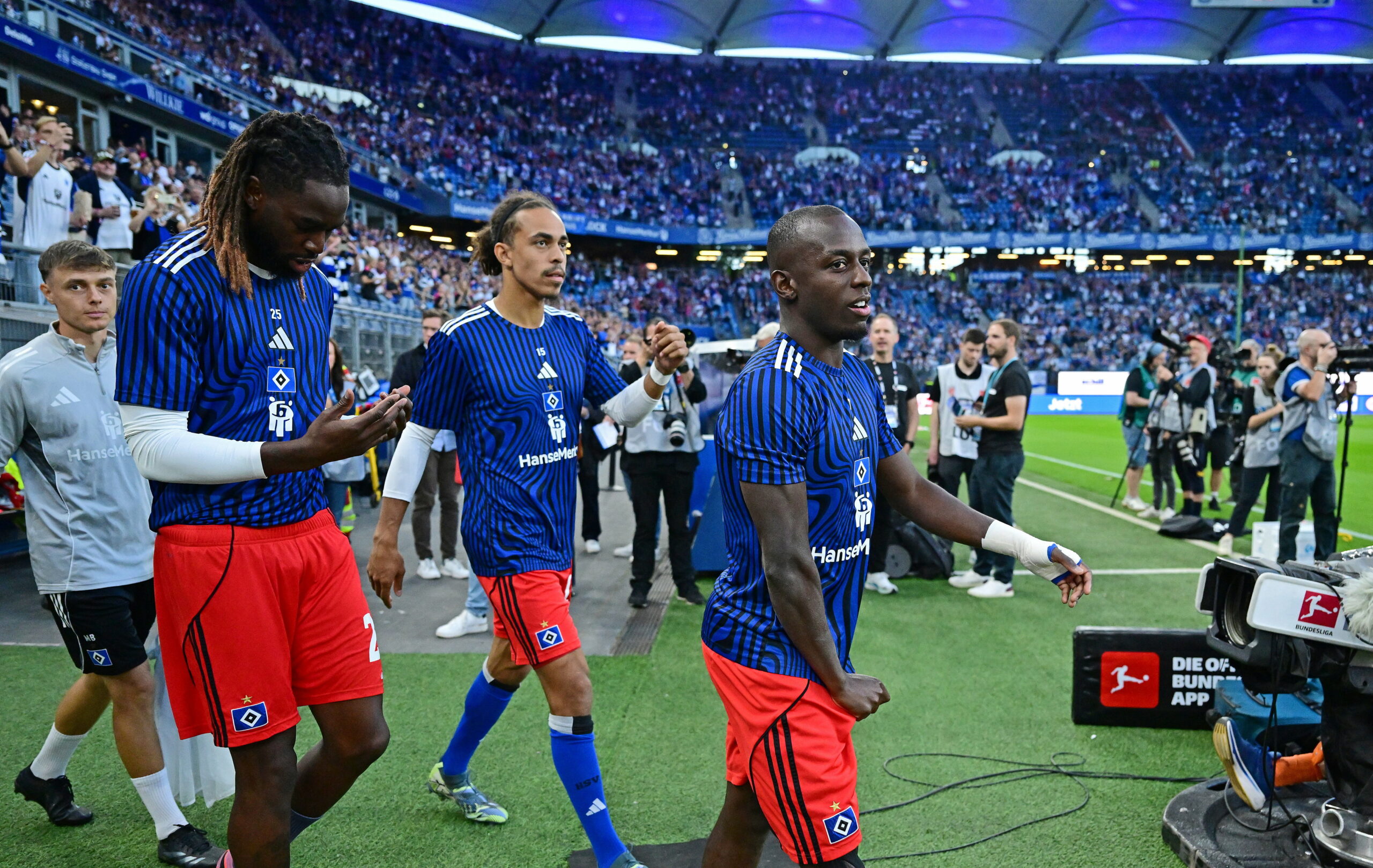 Jordan Torunarigha, Yussuf Poulsen und Jean-Luc Dompé kommen gemeinsam in das Volksparkstadion