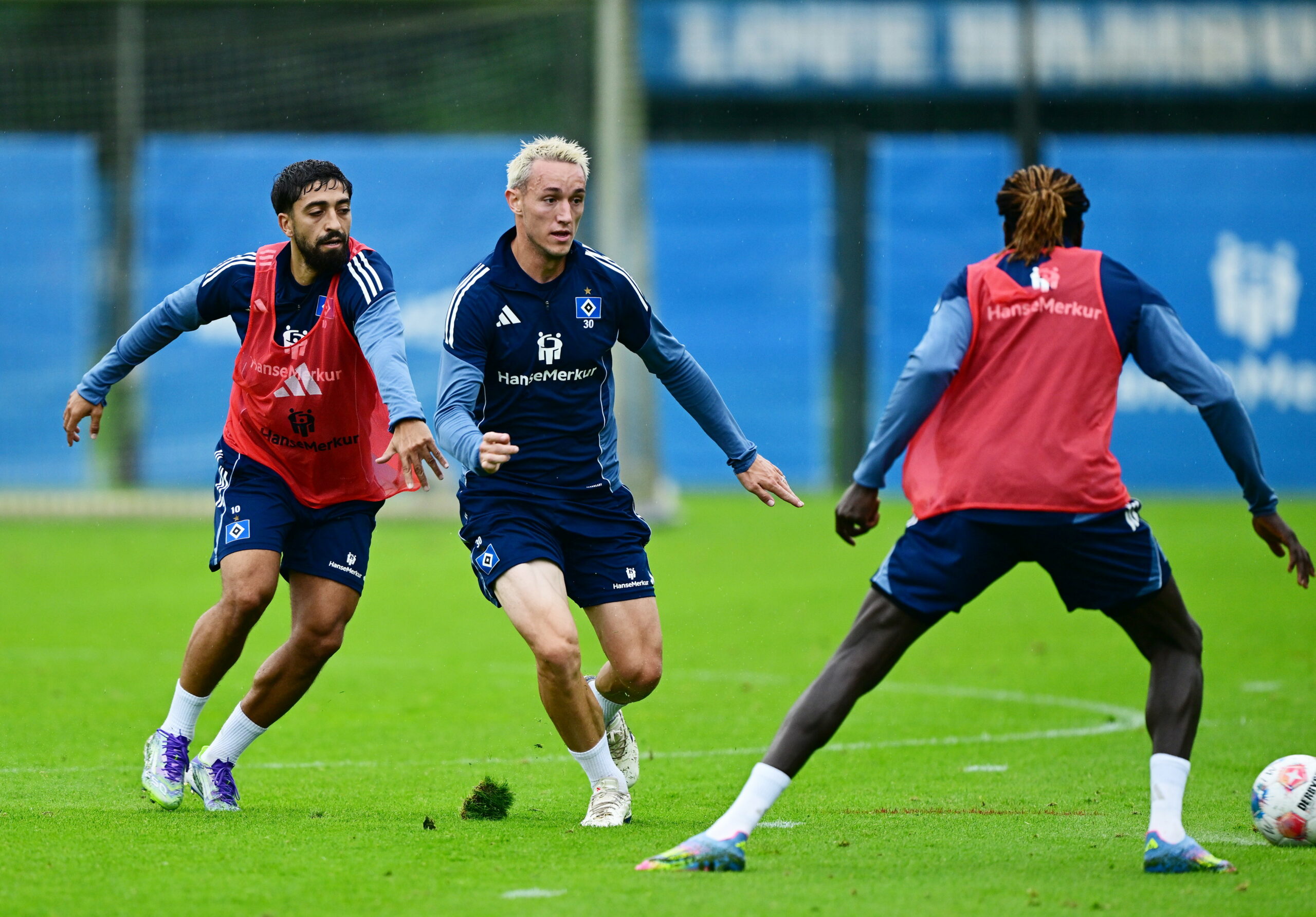 Immanuel Pherai und Silvan Hefti im HSV-Training im Zweikampf