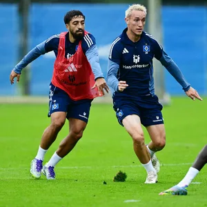 Immanuel Pherai und Silvan Hefti im HSV-Training im Zweikampf