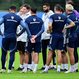 Trainer Merlin Polzin muss den HSV-Kader in dieser Woche deutlich verkleinern.