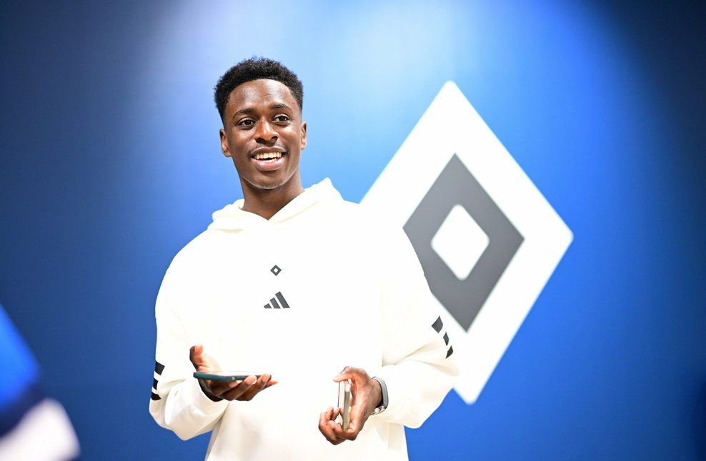 Albert Sambi Lokomba unterschrieb am Montagnachmittag seinen HSV-Vertrag.