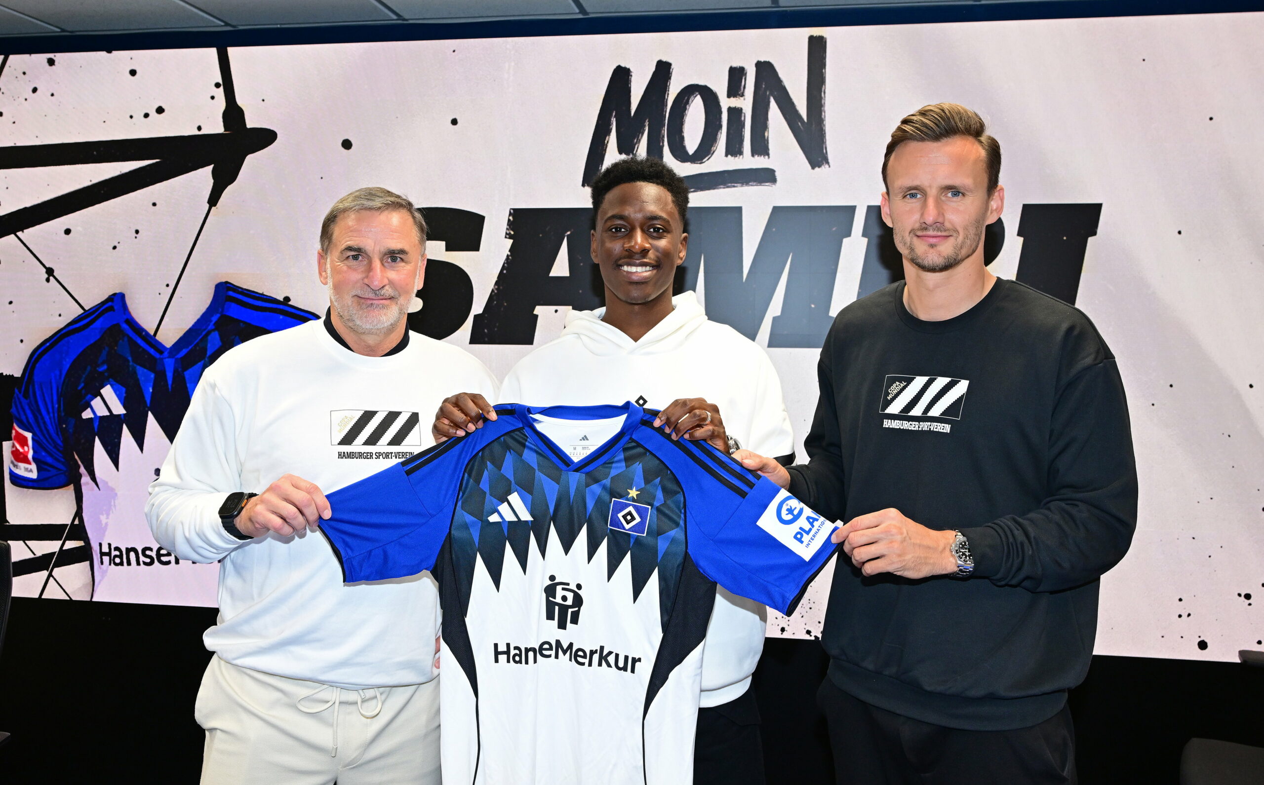 Stefan Kuntz und Claus Costa begrüßen Albert Sambi Lokonga beim HSV