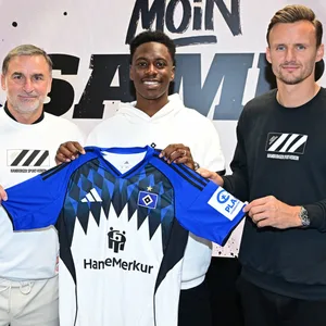 Stefan Kuntz und Claus Costa begrüßen Albert Sambi Lokonga beim HSV