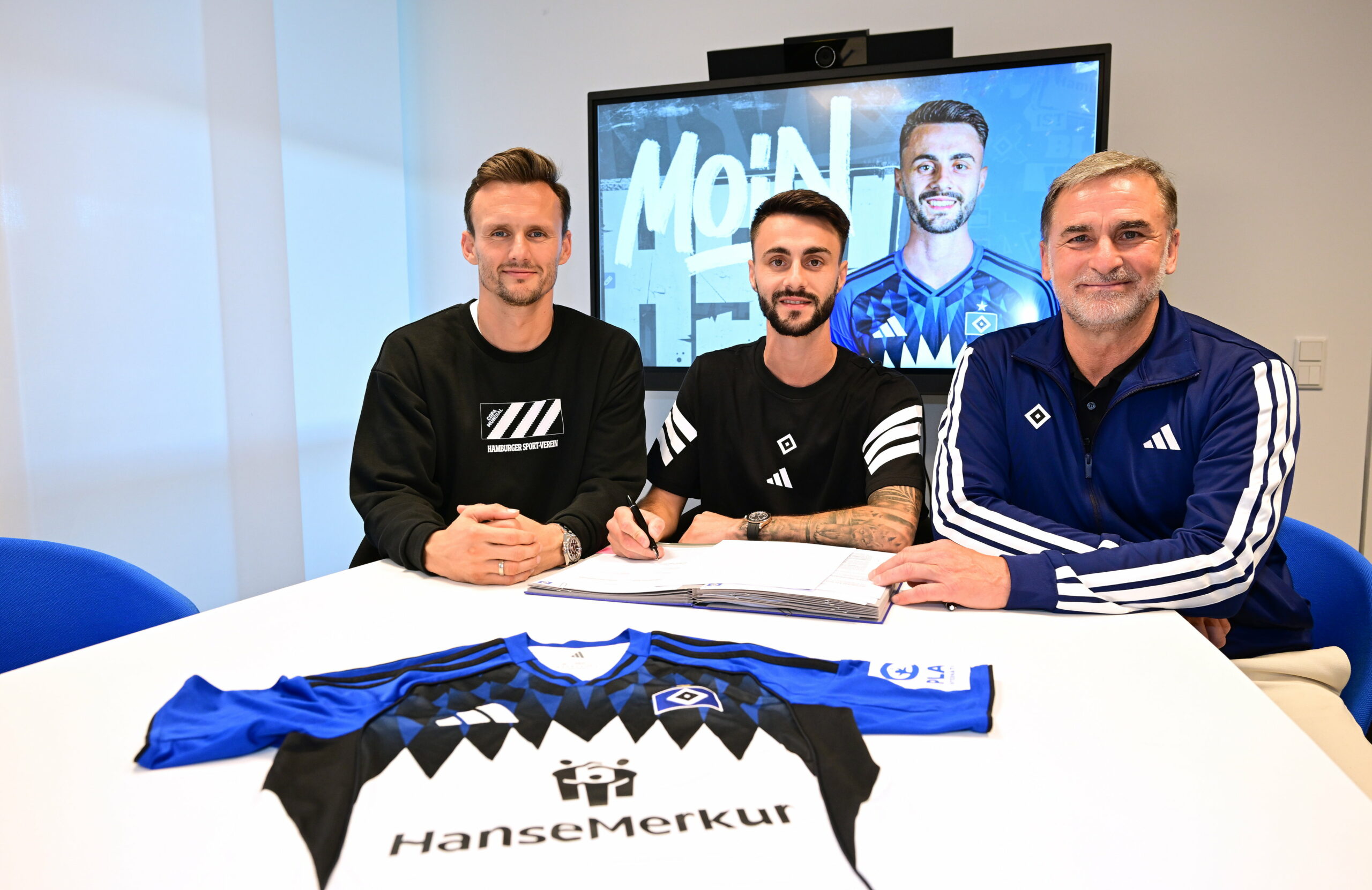 HSV-Zugang Fábio Vieira und die HSV-Bosse Stefan Kuntz und Claus Costa.