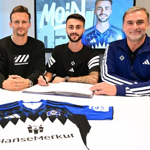 HSV-Zugang Fábio Vieira und die HSV-Bosse Stefan Kuntz und Claus Costa.