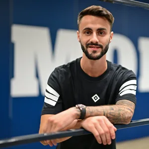 Da ist er! Am Montagabend unterschrieb Fabio Vieira seinen Leihvertrag beim HSV.