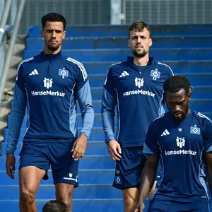 Robert Glatzel und Jonas Meffert gehen die HSV-Treppe runter