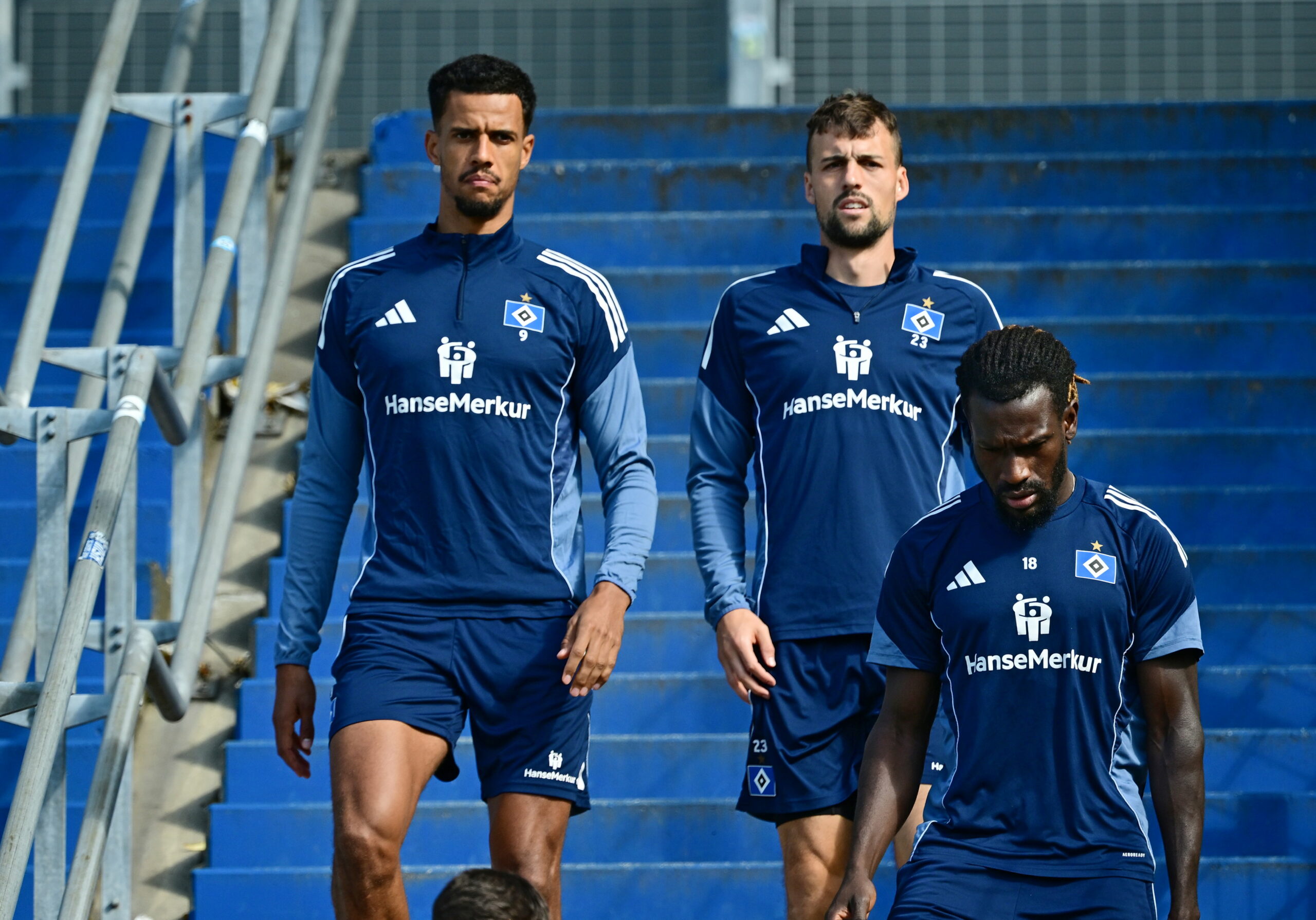 Robert Glatzel, Jonas Meffert und Bakery Jatta gehen die Treppen am Volksparkstadion herunter