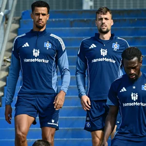 Robert Glatzel, Jonas Meffert und Bakery Jatta gehen die Treppen am Volksparkstadion herunter