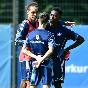 Yussuf Poulsen, Fábio Vieira und Albert Sambi Lokonga auf dem Trainingsplatz im Gespräch