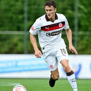 Martijn Kaars am Ball für St. Pauli